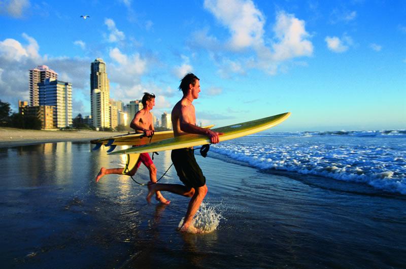 Bạn có thể tham gia nhảy dù, lướt ván, lặn biển, công viên giải trí,... khi du lịch Úc
