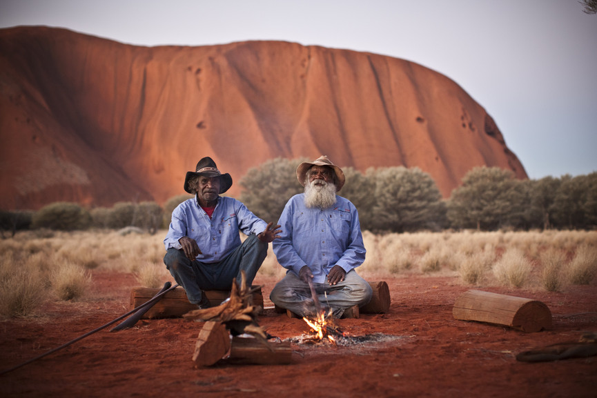 Aborigènes devant le site sacré Uluru