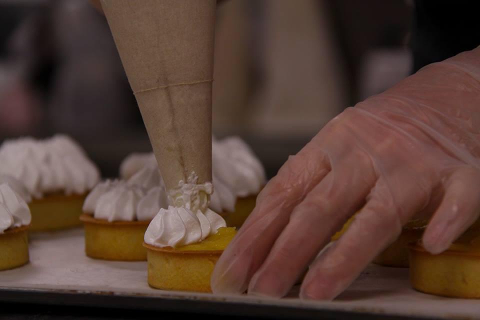 L'équipe de l'atelier de fabrication est française, il y a des postes à saisir aussi en cuisine