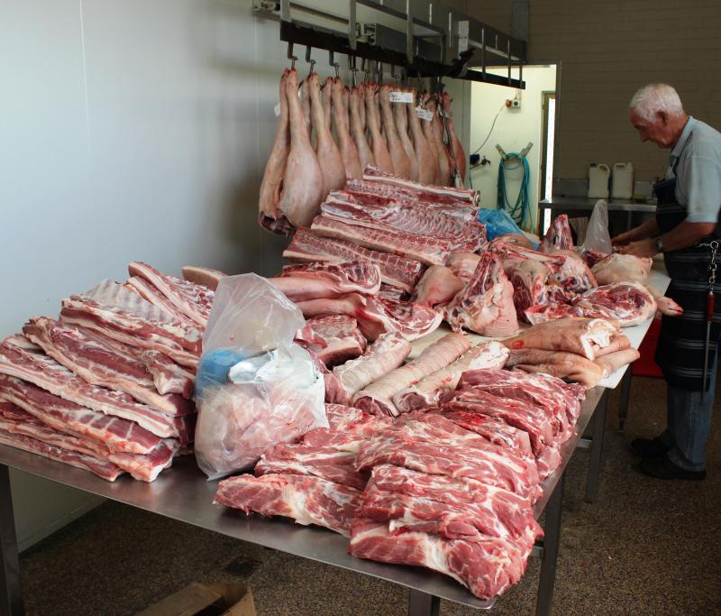 Après l'abattoir, on va à la boucherie le mercredi préparer la viande à vendre sur les marchés