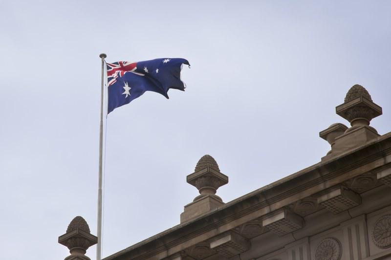 Drapeau australien flottant sur le Parlement du Victoria