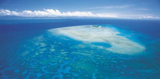 Des milliers d'atolls, d'iles et de Cay ponctuent la Grande Barrière