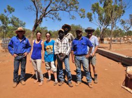 Kelly d'Avignon (à gauche) et Kelly de Marseille (à droite) avec leur équipe de cowboys de choc