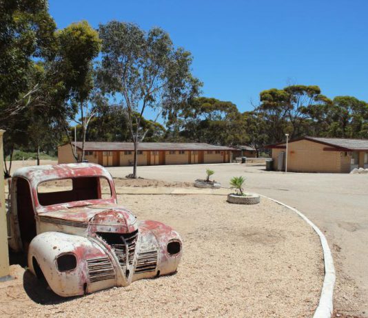 On imagine bien le héros d'un road movie s'installer au motel de la roadhouse pour la nuit