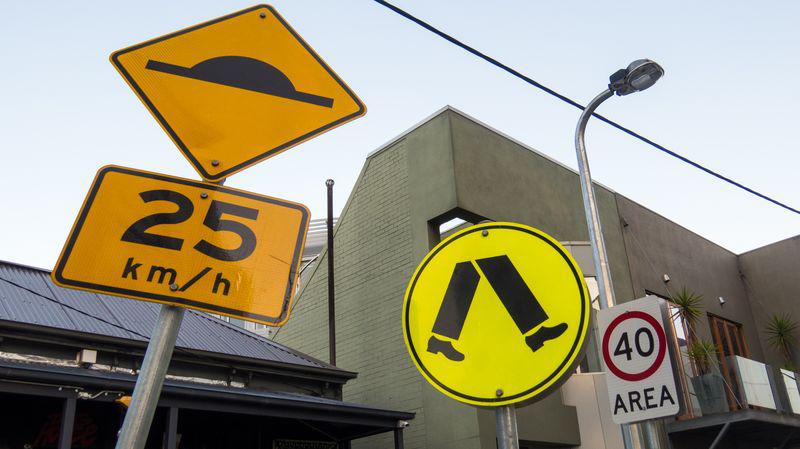 Trois panneaux de la circulation en Australie