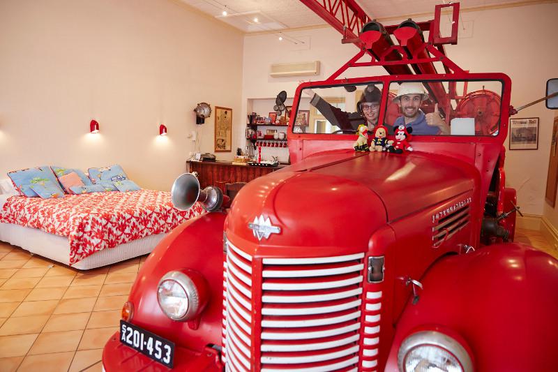 Authentique voiture de pompier dans la chambre !