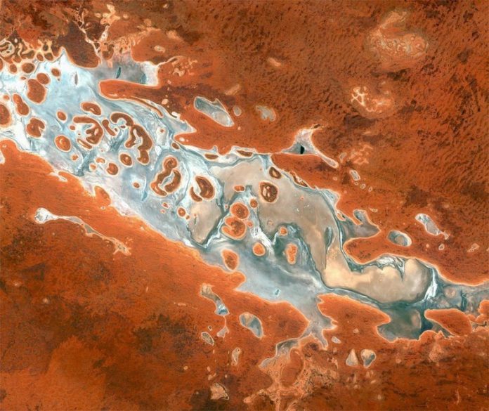 lake amadeus northern territories Vue par satellite du Lake Amadeus dans le Northern Territory